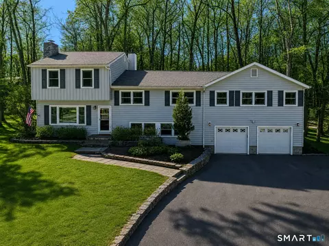 8 Marilyn Rd, Brookfield, CT 06804