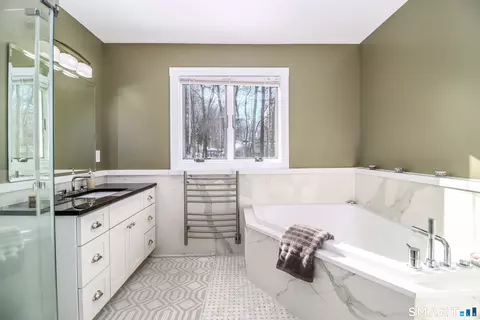 Bath - 8 Marilyn Rd, Brookfield, CT 06804 photo 3 of 4