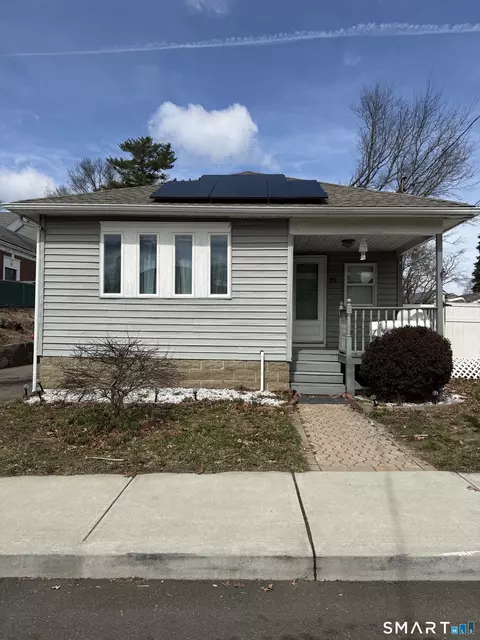 21 Matthews St, Milford, CT 06460