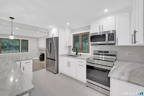108 Riverside Rd, Newtown, CT 06482