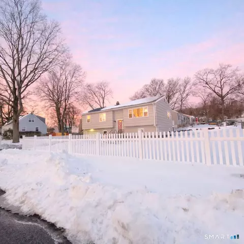47 Dix St, West Haven, CT 06516