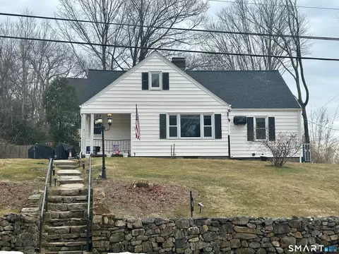 7 E Lake Rd, Trumbull, CT 06611