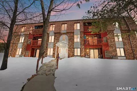 15 Woodsedge Dr #5C, Newington, CT 06111