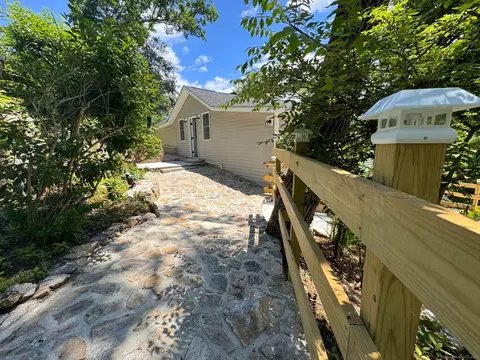 22 Hemlock Trl, Newtown, CT 06482