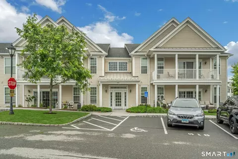 503 Center Meadow Ln #503, Danbury, CT 06810