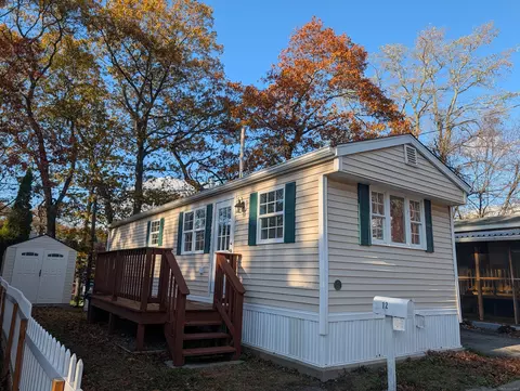 12 Horseshoe Dr, Shelton, CT 06484
