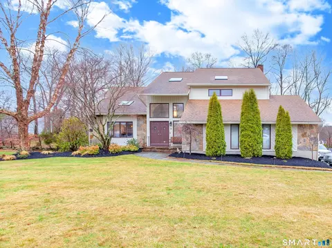 8 Lomartra Ln, Branford, CT 06405