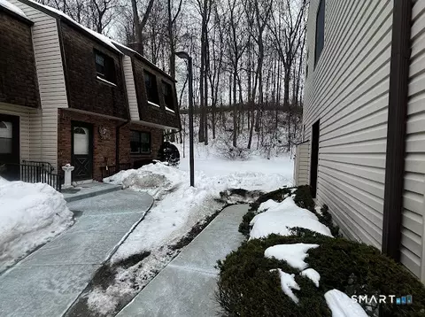 16 Homestead Ln, Brookfield, CT 06804