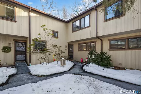 9 Upper Cmns #9, Woodbury, CT 06798
