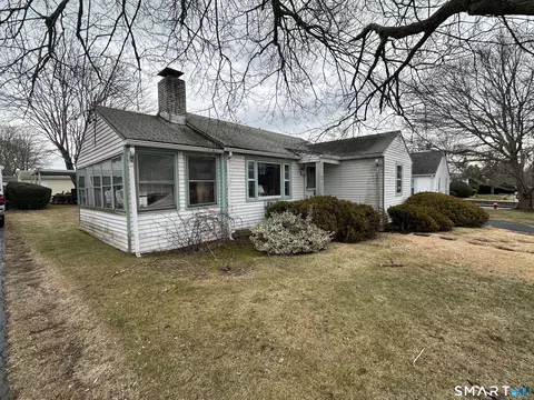 42 S Washington Ave, Niantic, CT 06357