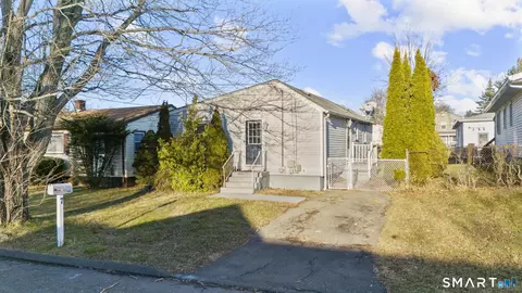 7 Ipswich St, West Haven, CT 06516