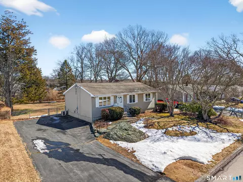 33 Cindy Ln, Mystic, CT 06355