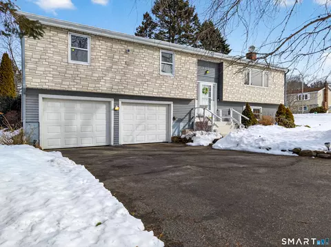 8 Lapstrake Ct, Mystic, CT 06355