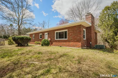 448 Mohegan Avenue Pkwy, Quaker Hill, CT 06375