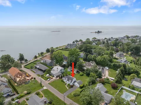 10 Montgomery Pkwy, Branford, CT 06405