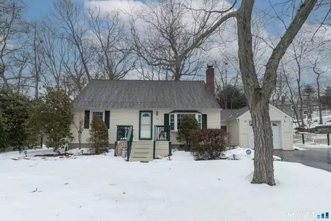 17 Patricia Ct, Gales Ferry, CT 06335