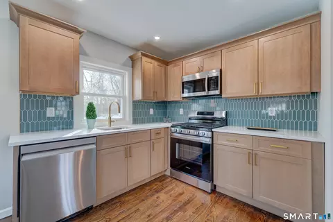 135 London Dr, Hamden, CT 06517