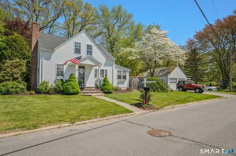1 Middle St, Waterford, CT 06385
