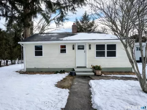 12 Frances St, Uncasville, CT 06382