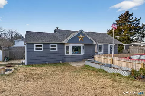2 John Ave, Quaker Hill, CT 06375