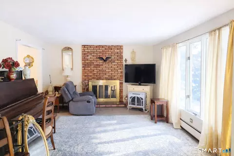 75 Bates Dr, East Hartford, CT 06108