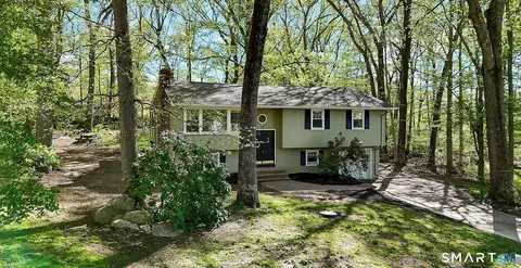 9 West Dr, Gales Ferry, CT 06335