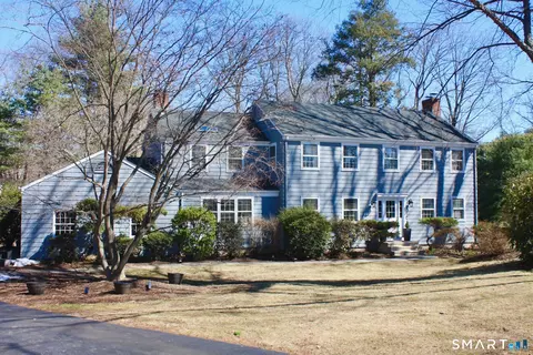 610 Unquowa Rd, Fairfield, CT 06824