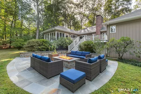 69 Forest Glen Dr, Woodbridge, CT 06525