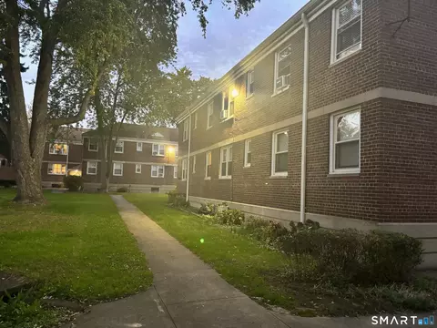 325 N Bishop Ave #18, Bridgeport, CT 06610