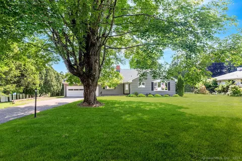 32 Redwood Dr, Bethel, CT 06801