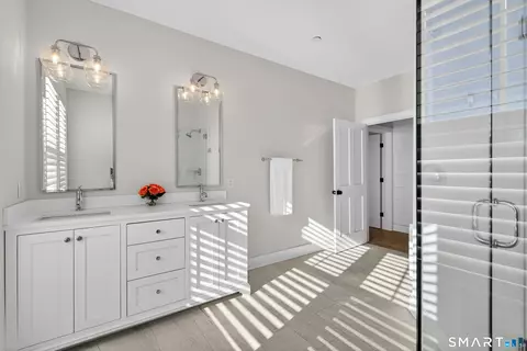 Bath - 185 Main St #301, Niantic, CT 06357 photo 1 of 2