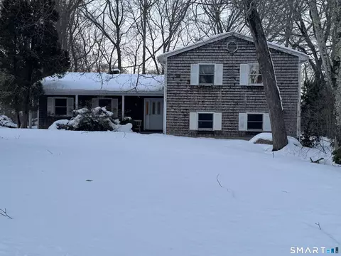 26 Mohawk Dr, Niantic, CT 06357