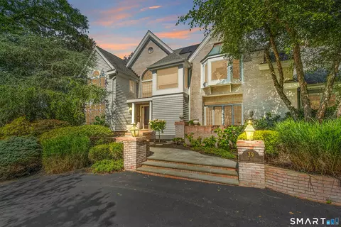 39 Running Brook Ln, New Canaan, CT 06840
