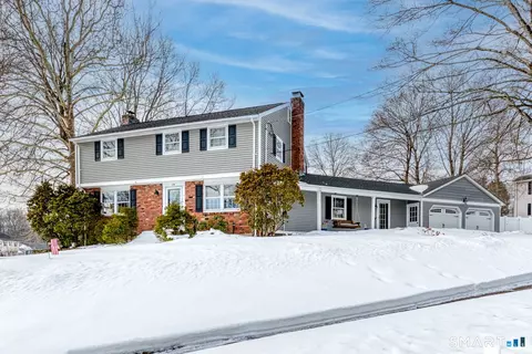 29 Skyline Dr, Plainville, CT 06062