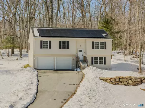 19 Moxley Rd, Uncasville, CT 06382
