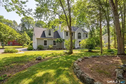 10 Sweetbriar Ln, Sandy Hook, CT 06482