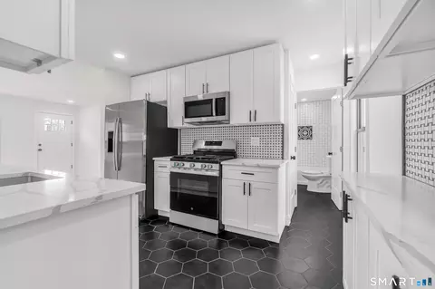 7 Moscariello Pl, Norwalk, CT 06854