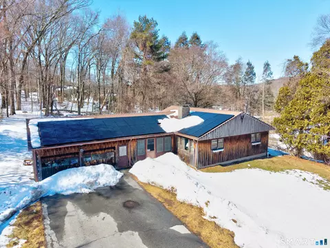15 Pollys Ln, Uncasville, CT 06382
