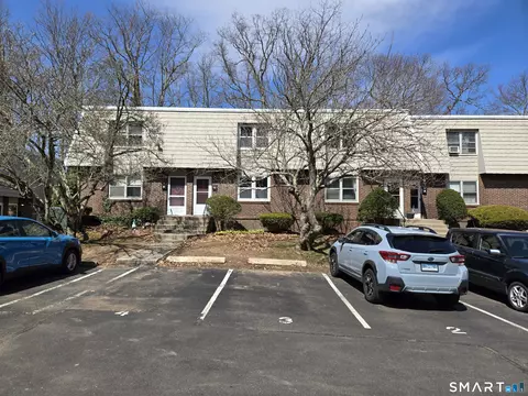 63 Briarwood Ln #E, Branford, CT 06405