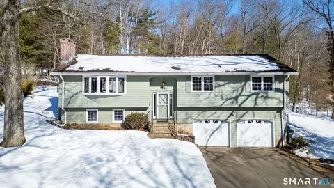 95 Lakewood Cir S, Manchester, CT 06040