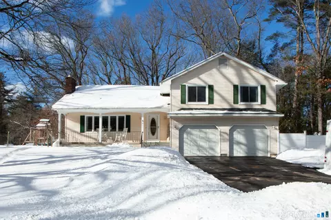 10 Ridgewood Dr, Suffield, CT 06093
