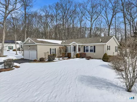 18 Hillcrest Dr, Uncasville, CT 06382