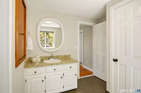 Bath - 28 Garnet Rd, Roxbury, CT 06783 photo 3 of 4