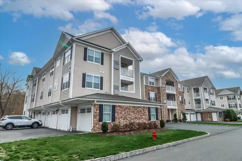 433 Brookside Ct #433, Newtown, CT 06470
