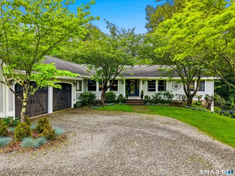 49 River Rd, Essex, CT 06426