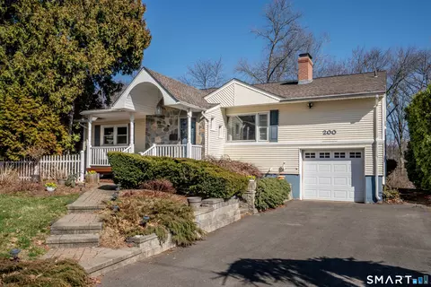 200 Mohegan Dr, West Hartford, CT 06117