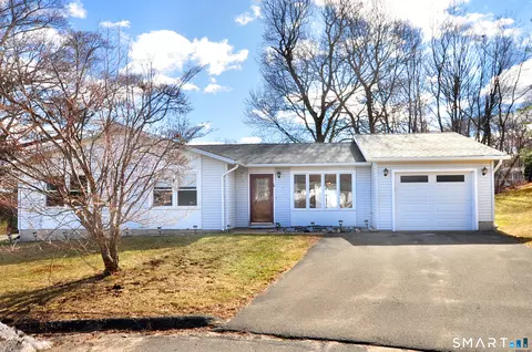 16 Tuscarora Pl, Bristol, CT 06010
