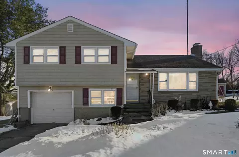 66 Bridgeview Pl, Stratford, CT 06614