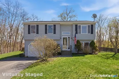 17 Vine St, Putnam, CT 06260