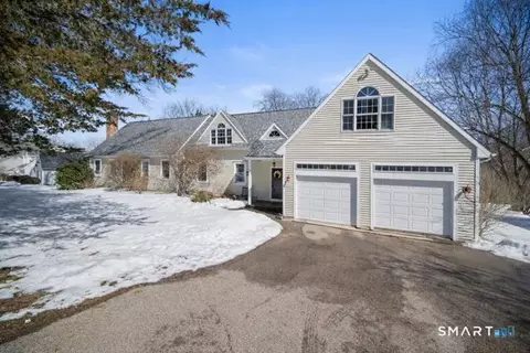 8 Hickory Ct, Colchester, CT 06415